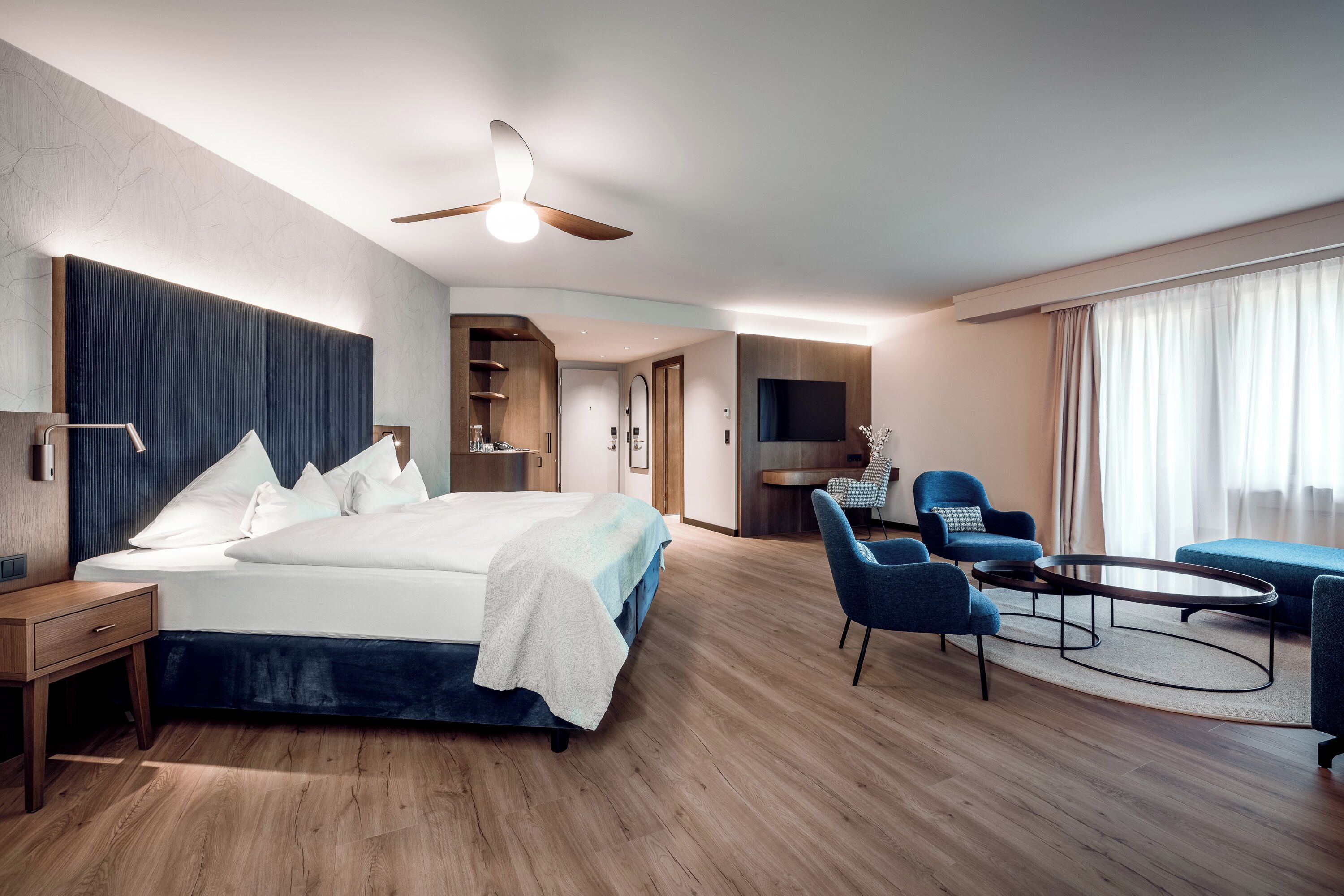 Junior suite, balkon | Luxe beddengoed, een minibar, een kluis op de kamer, gratis wifi