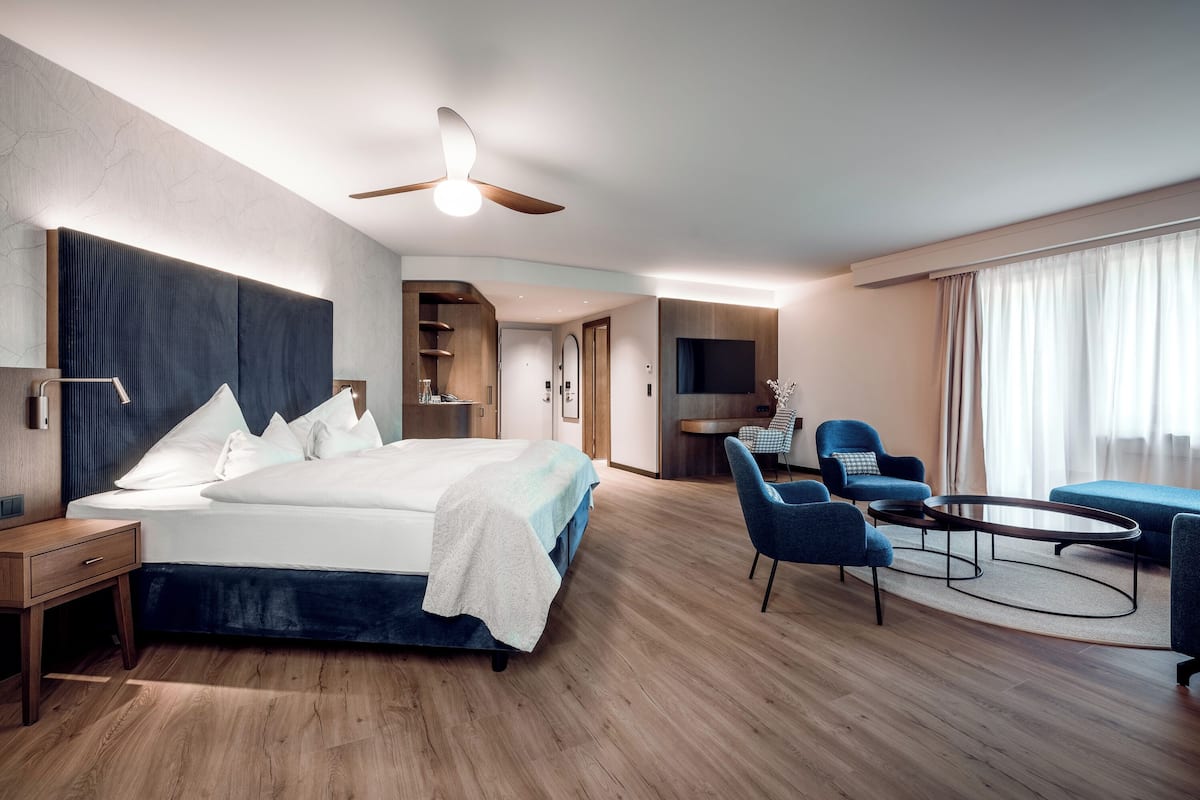 Phòng Suite Junior, ban công | Bộ đồ giường cao cấp, minibar, két bảo mật tại phòng