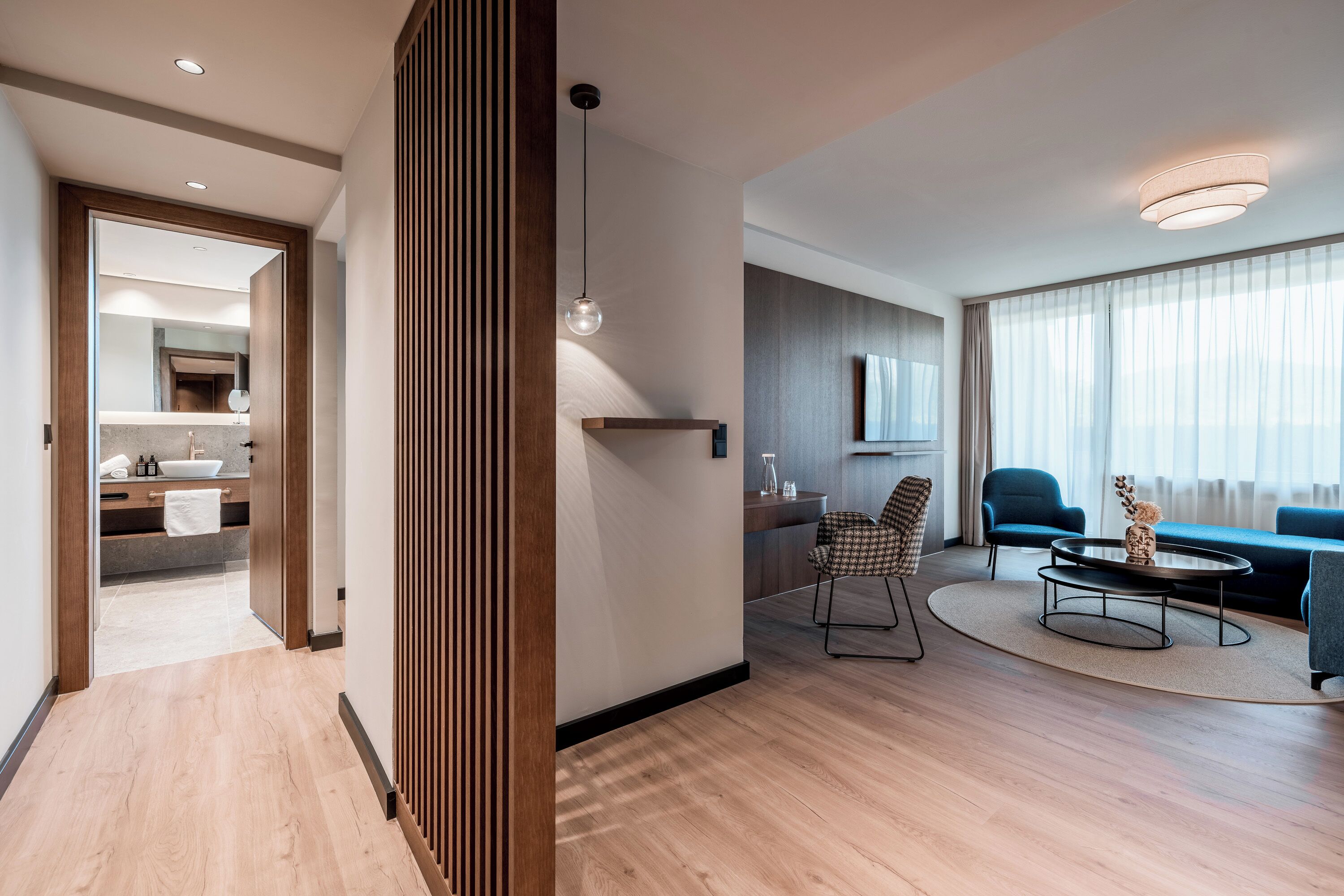 Suite, balkon | Luxe beddengoed, een minibar, een kluis op de kamer, gratis wifi