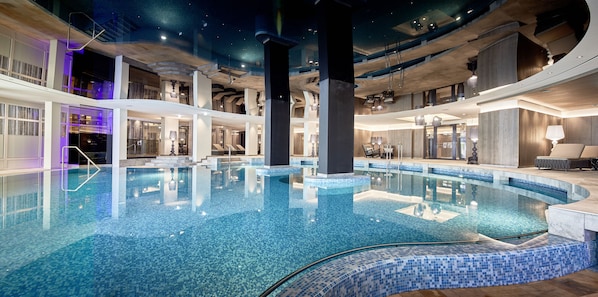 Piscine intérieure, piscine extérieure, 8 h à 20 h, parasols