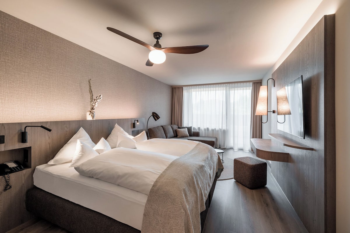 Phòng đôi Deluxe, ban công | Bộ đồ giường cao cấp, minibar, két bảo mật tại phòng