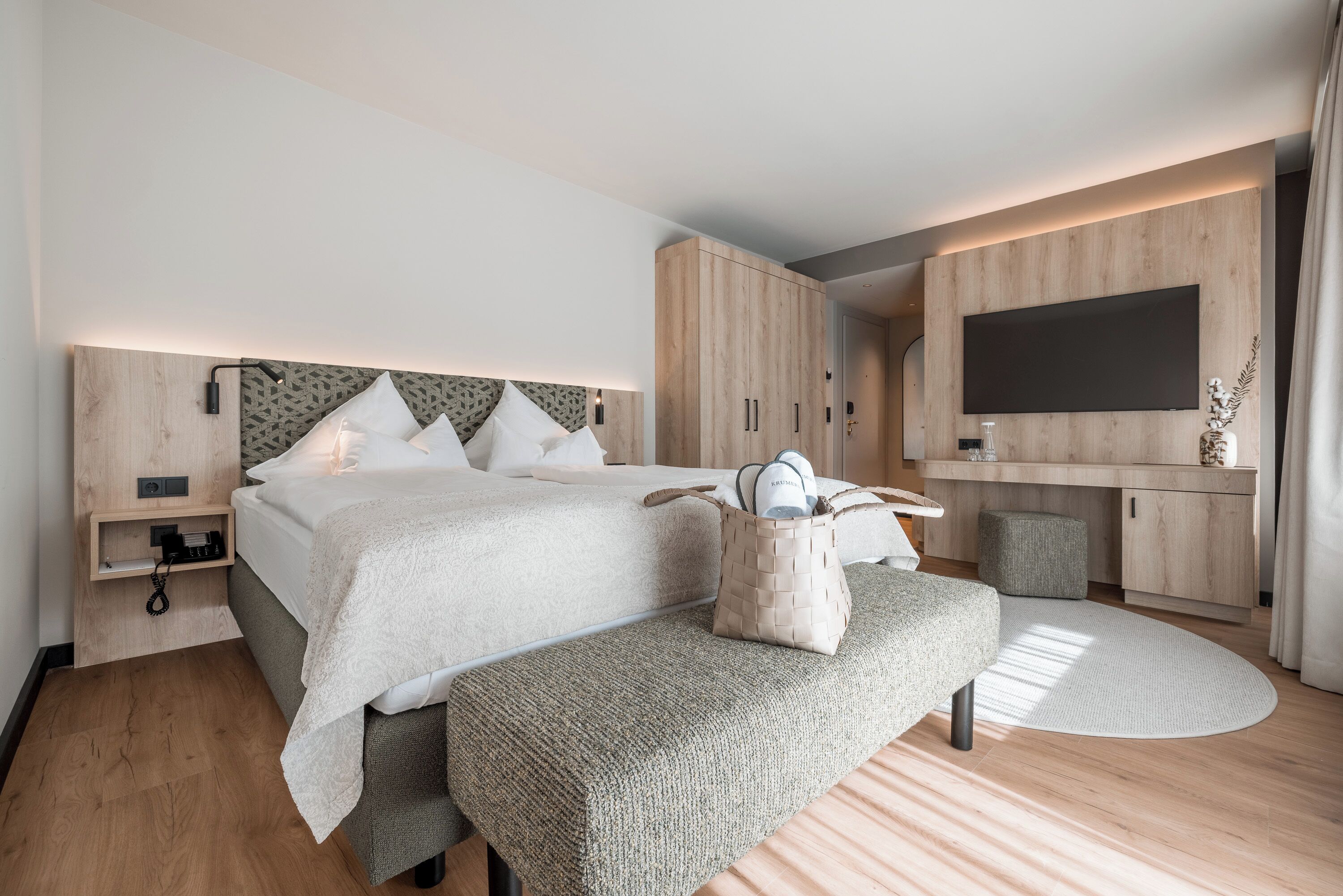 Standaard tweepersoonskamer, balkon | Luxe beddengoed, een minibar, een kluis op de kamer, gratis wifi