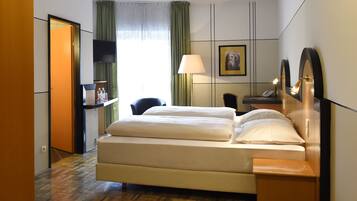 Habitación estándar doble, 1 cama doble | 1 dormitorio, minibar, caja fuerte y escritorio