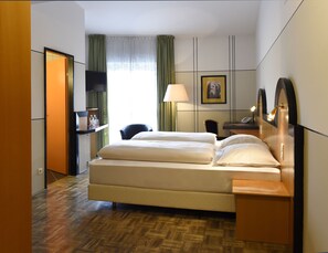 Standaard tweepersoonskamer, 1 tweepersoonsbed | Een minibar, een kluis op de kamer, een bureau, een laptopwerkplek