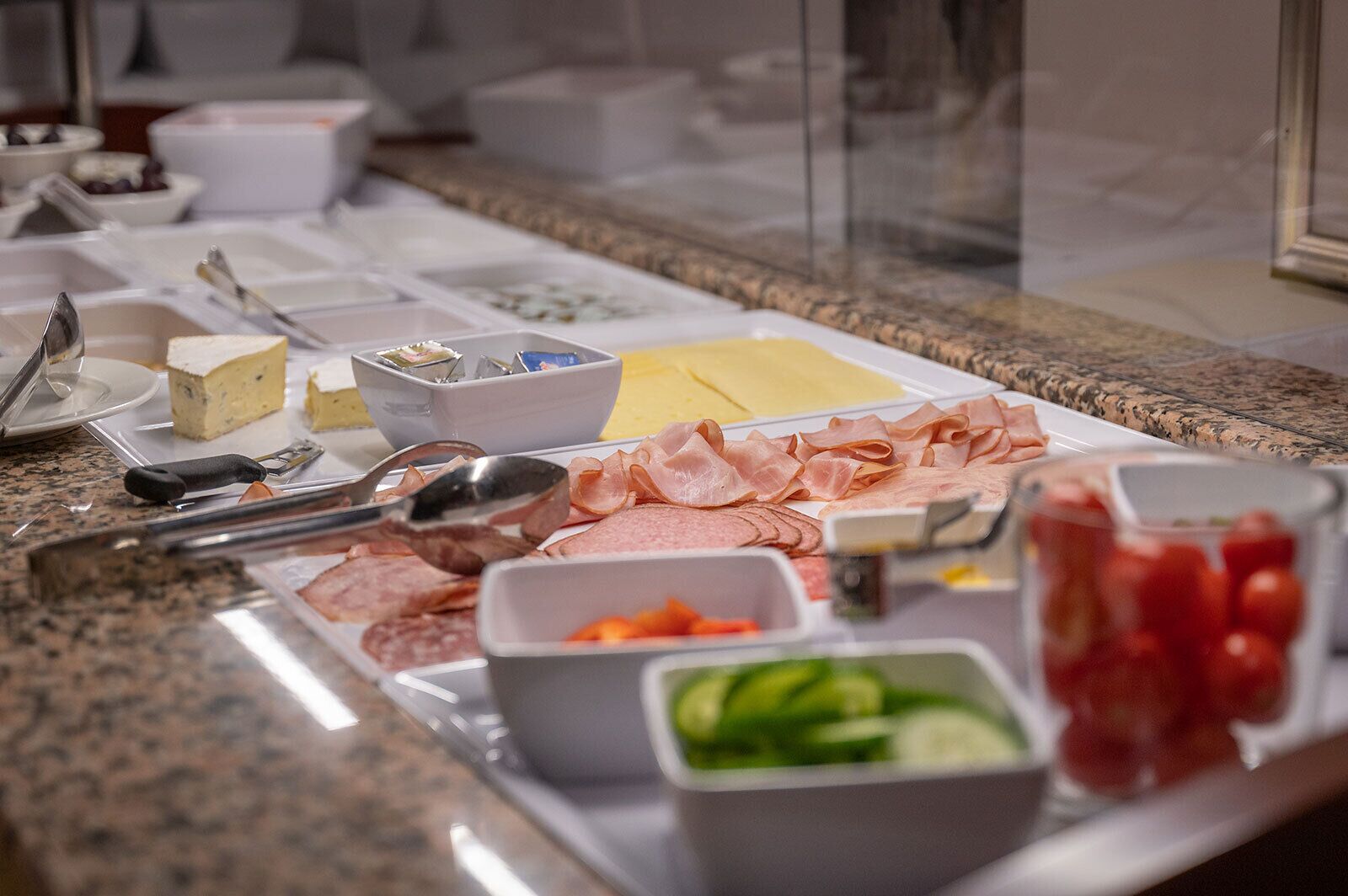 Desayuno buffet diario (EUR 18.5 por persona)