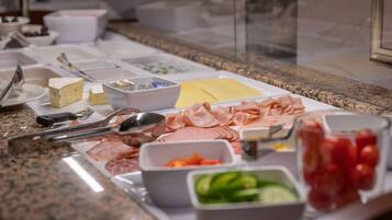 Se ofrece un desayuno bufé (18.5 EUR por persona)