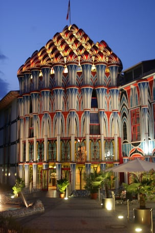 Fachada del alojamiento - Noche. Kunsthotel Fuchspalast