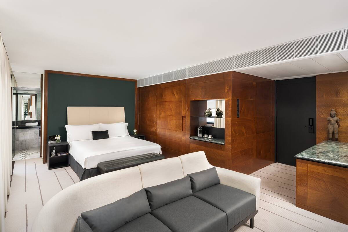 Room (Halkin) | Premium bedding, minibar, in-room safe, desk