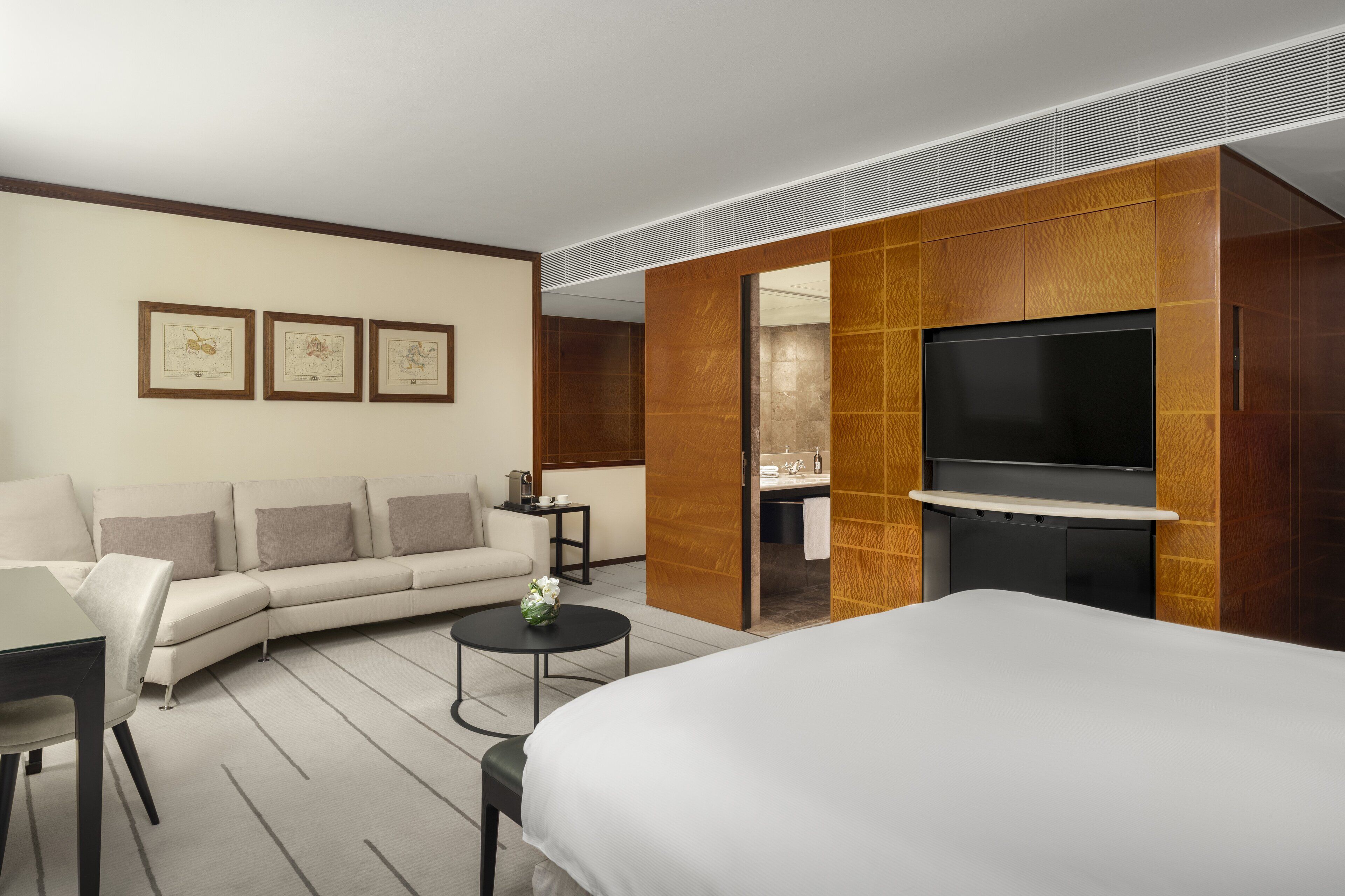 studio suite | 1 bedroom, premium bedding, minibar, in-room safe