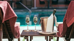 Una piscina al aire libre (de 11:00 a 18:30), sombrillas, tumbonas