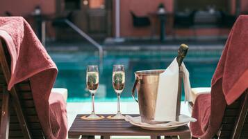 Utomhuspool, parasoller och solstolar