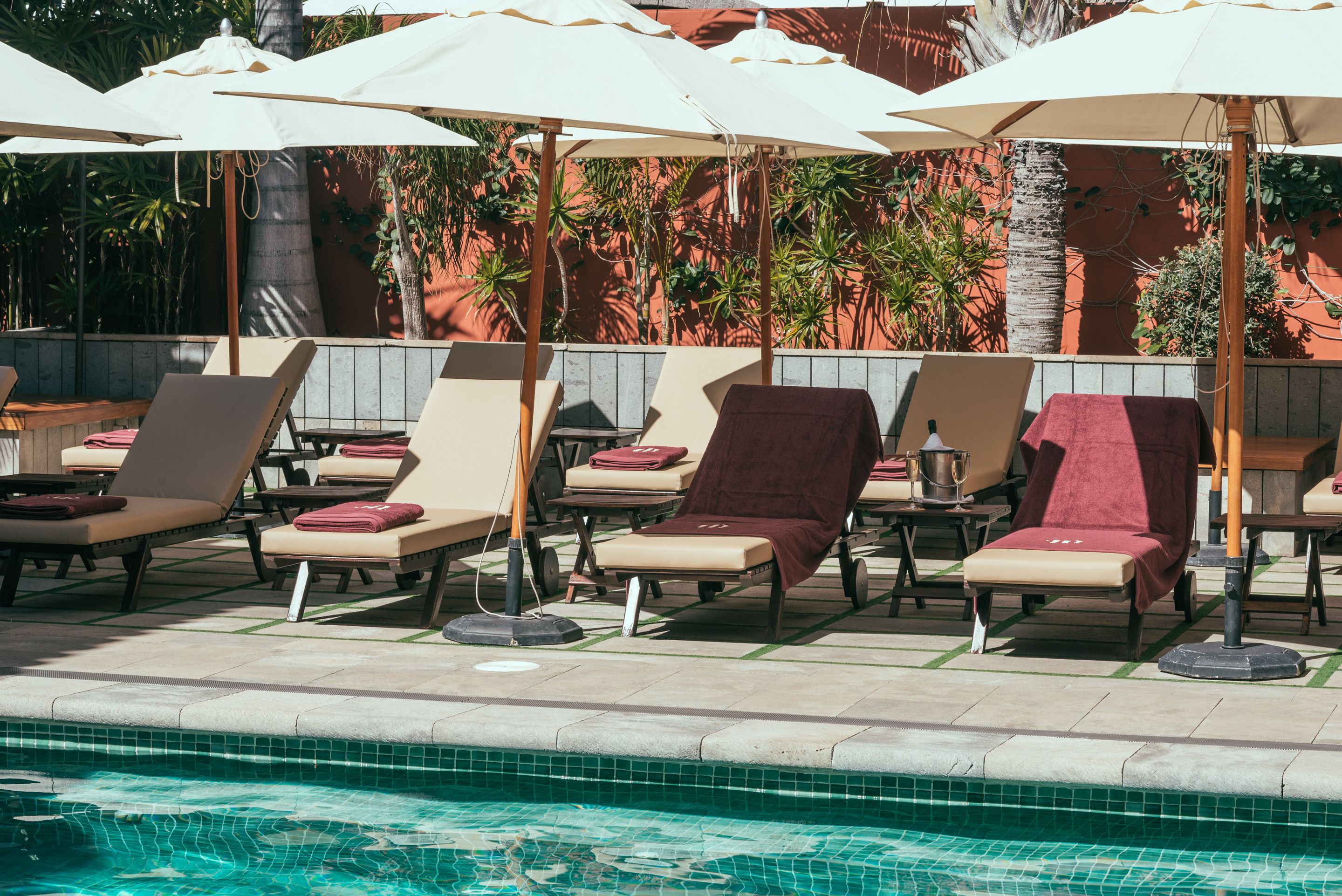 Een buitenzwembad, parasols voor strand/zwembad