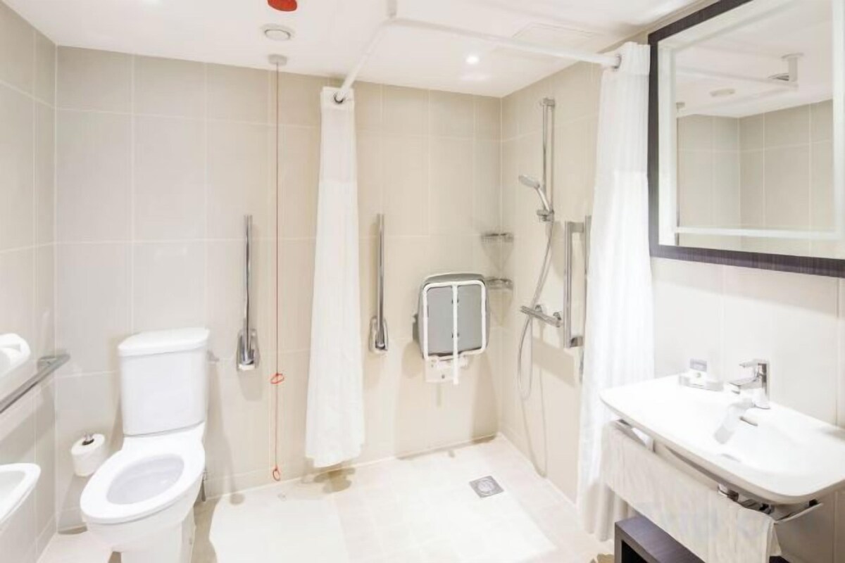 Combined shower/tub, free toiletries, hair dryer, towels