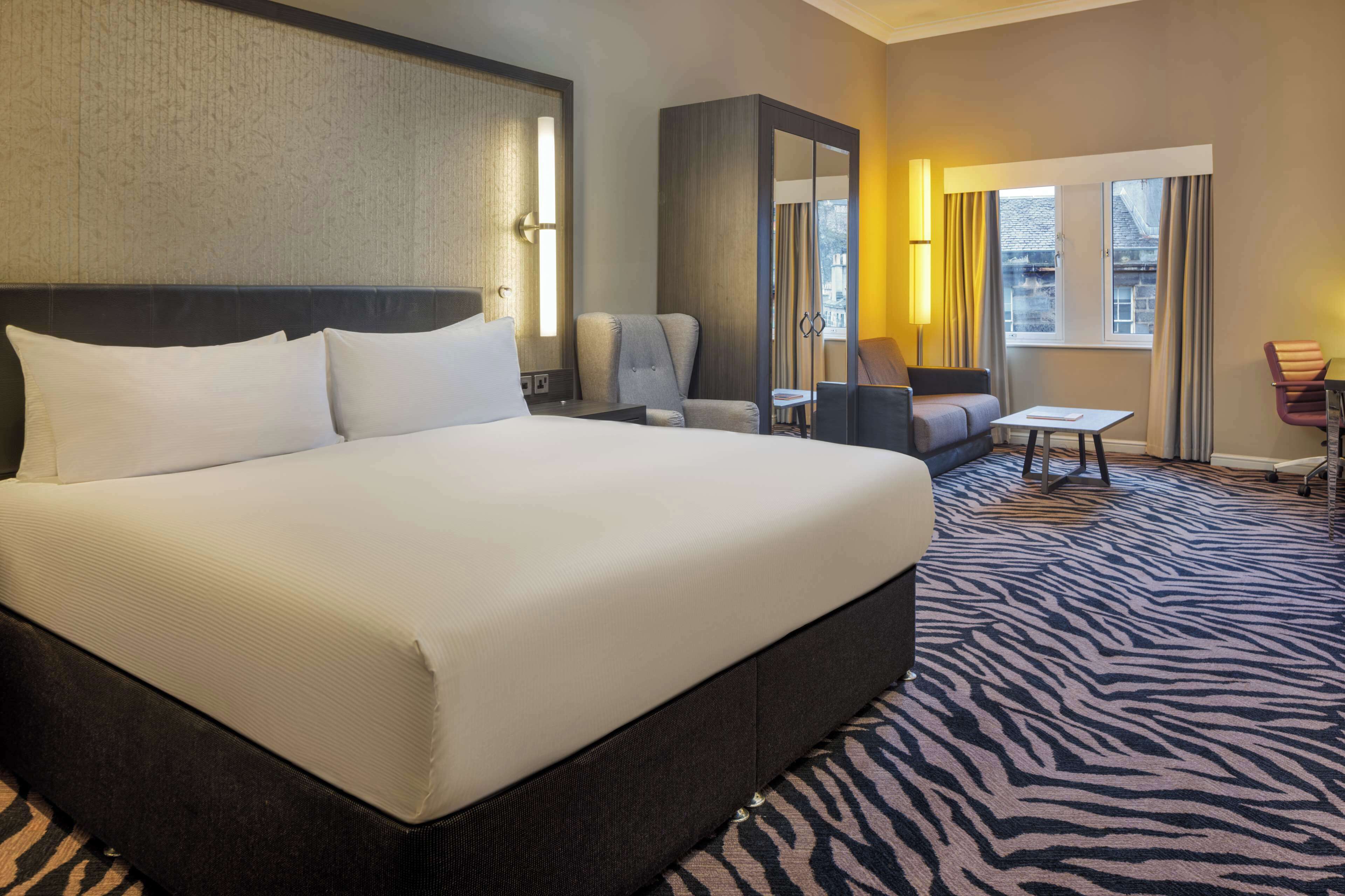 Caja de seguridad en la habitación y escritorio 