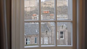 In-room safe, desk, soundproofing, iron/ironing board - DoubleTree by Hilton Edinburgh City Centre (Edinburgh)