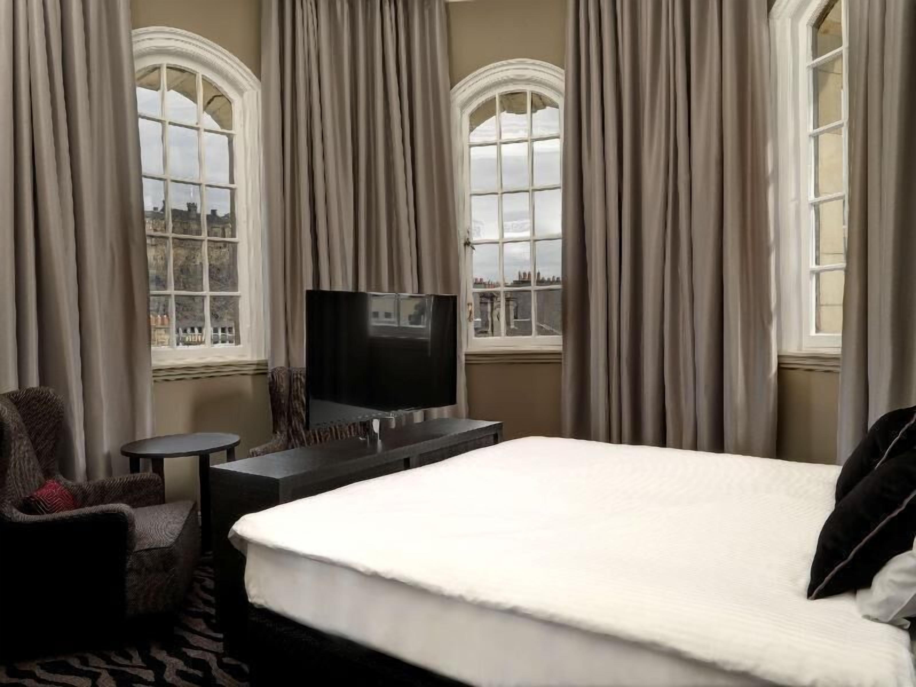 In-room safe, desk, soundproofing, iron/ironing board