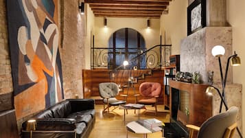 Coin salon dans le hall