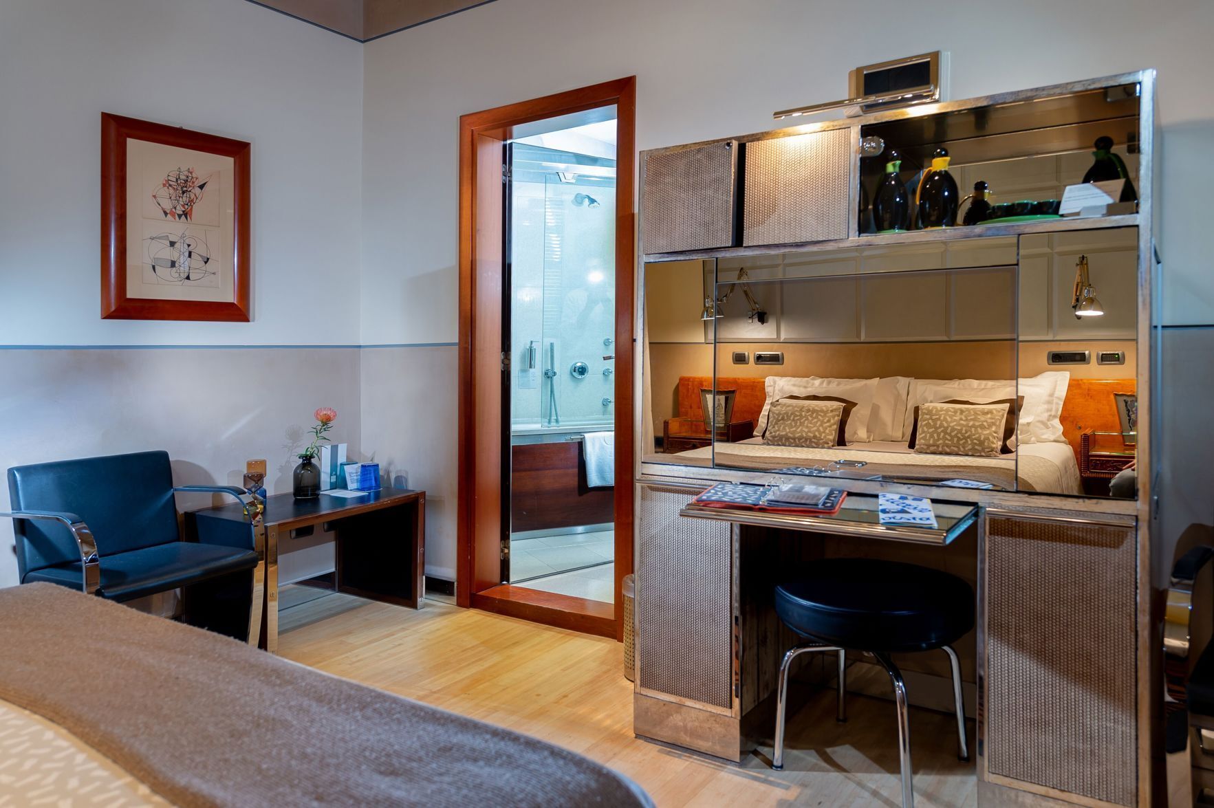 Minibar, brankas, meja kerja, dan Wi-Fi gratis