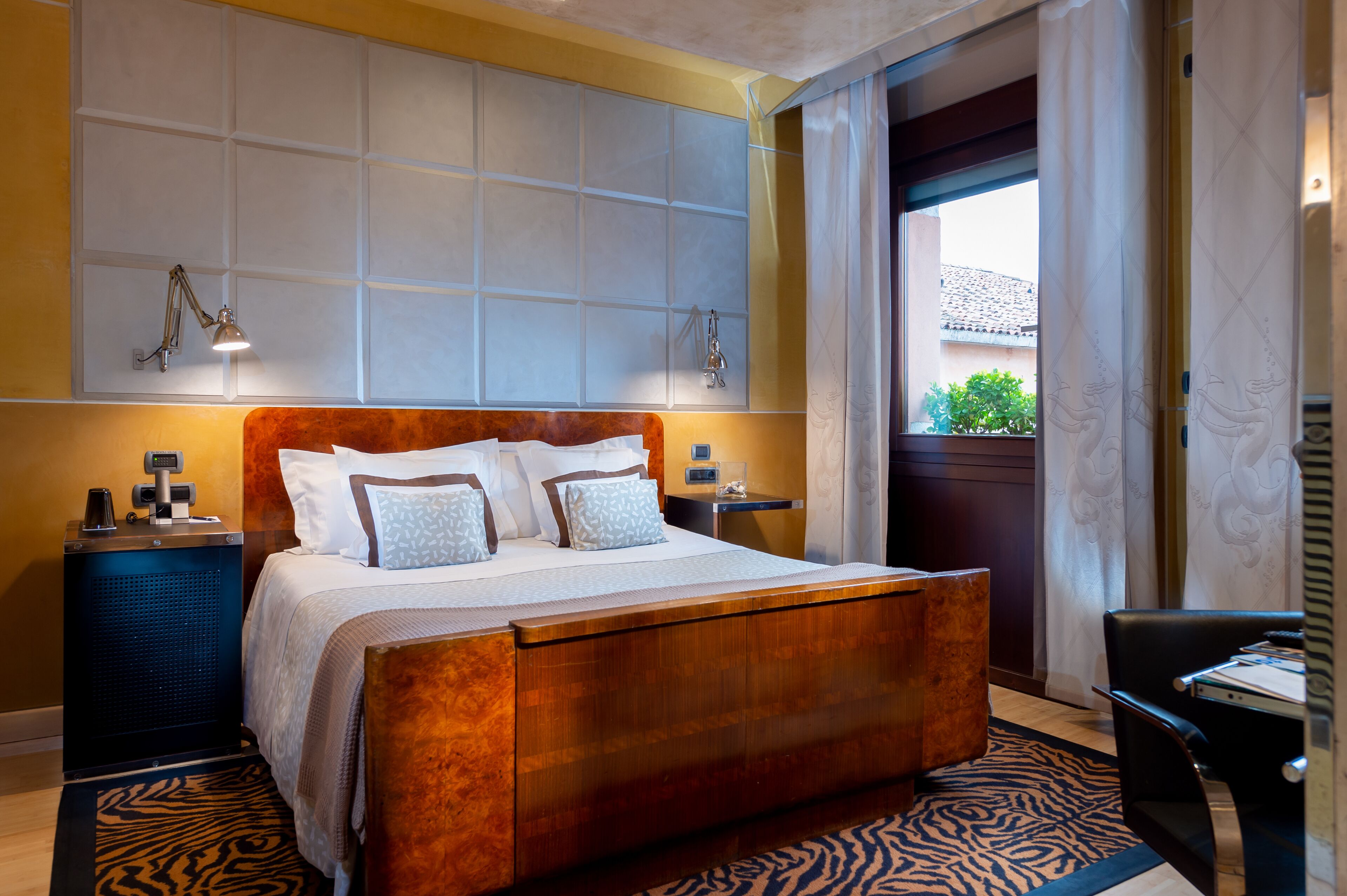 executive room | minibar, in-room safe, desk, free wifi