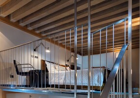 Una camera da letto con un letto, una sedia e una scrivania.