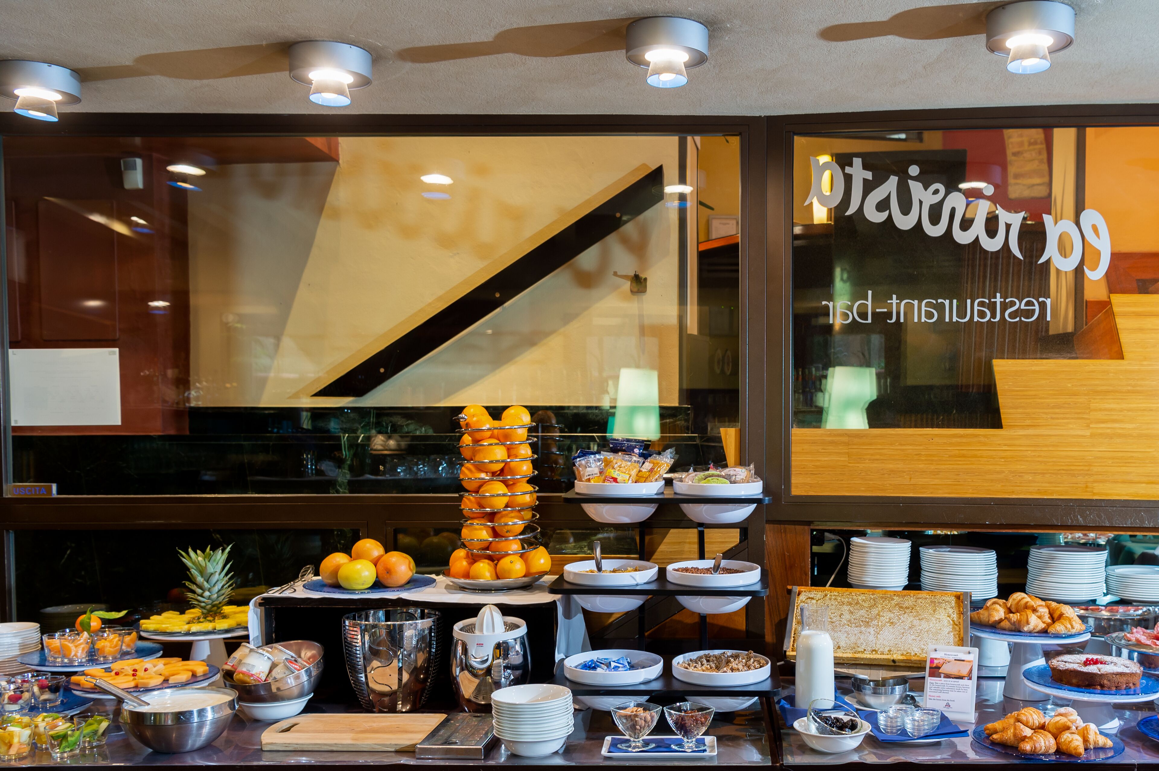 Daily continental breakfast (EUR 20 per person)