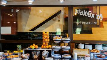 Daily continental breakfast (EUR 20 per person)