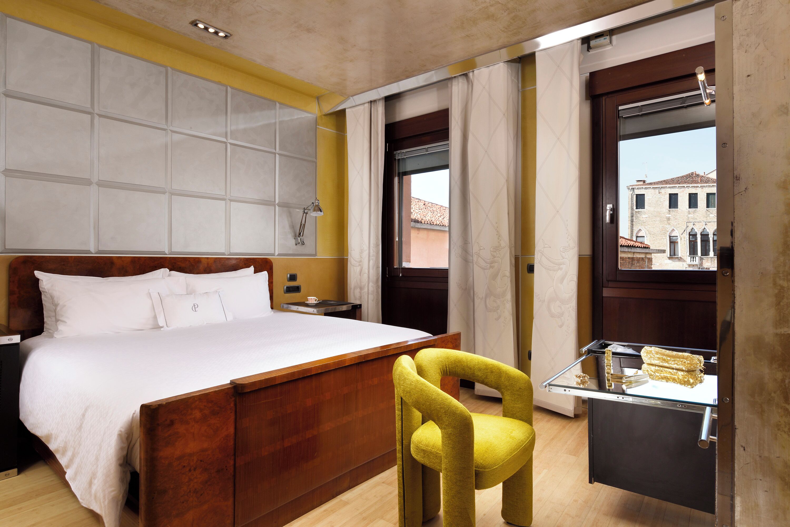 Minibar, in-room safe, desk, WiFi (free)