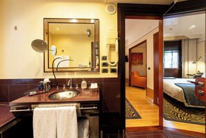 Junior Suite | Bathroom | Shower, free toiletries, hair dryer, bathrobes - Ca' Pisani Hotel (Venice)
