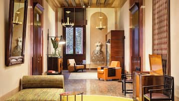 Coin salon dans le hall