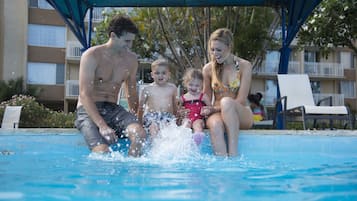 3 piscines extérieures, chaises longues