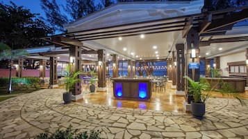 2 restaurants, breakfast served