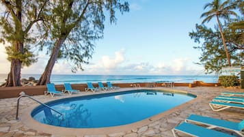 3 outdoor pools, pool loungers