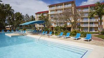 3 outdoor pools, pool loungers