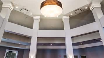 Serveert ontbijt, lunch, diner, regionale gerechten