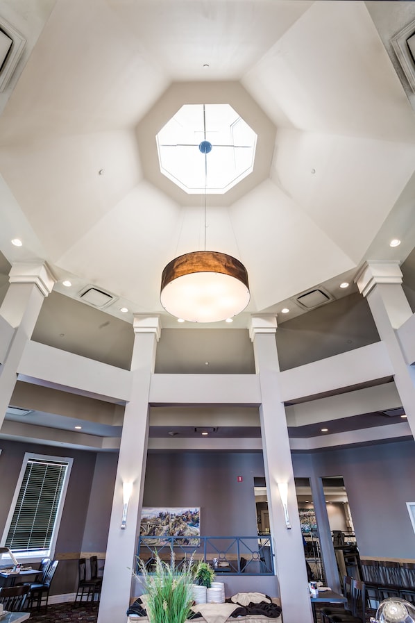 아침 식사, 점심 식사, 저녁 식사 제공, 지역 특선 요리