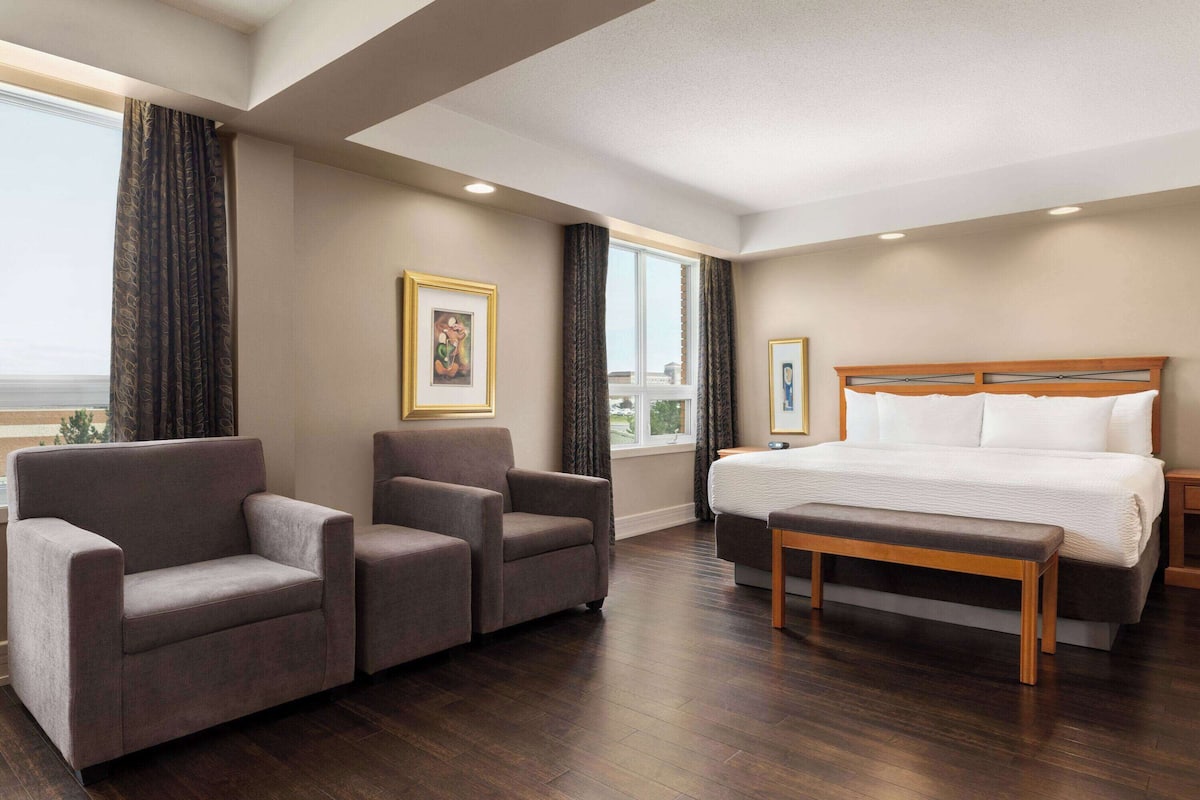 Room, 1 King Bed, Accessible, Non Smoking (Mobility) | 1 bedroom, in-room safe, desk, iron/ironing board