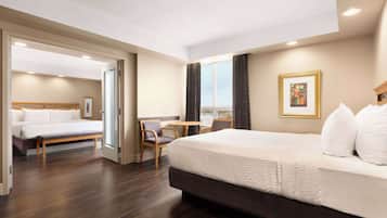 Perhesviitti, 1 makuuhuone, tupakointi kielletty (1 Kingbed & 1 Queenbed) | 1 makuuhuone, tallelokero huoneessa, työpöytä, silitysrauta/-lauta