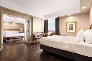 Familien-Suite, 1 Schlafzimmer, Nichtraucher (1 Kingbed & 1 Queenbed) | Zimmersafe, Schreibtisch, Bügeleisen/Bügelbrett, kostenlose Babybetten