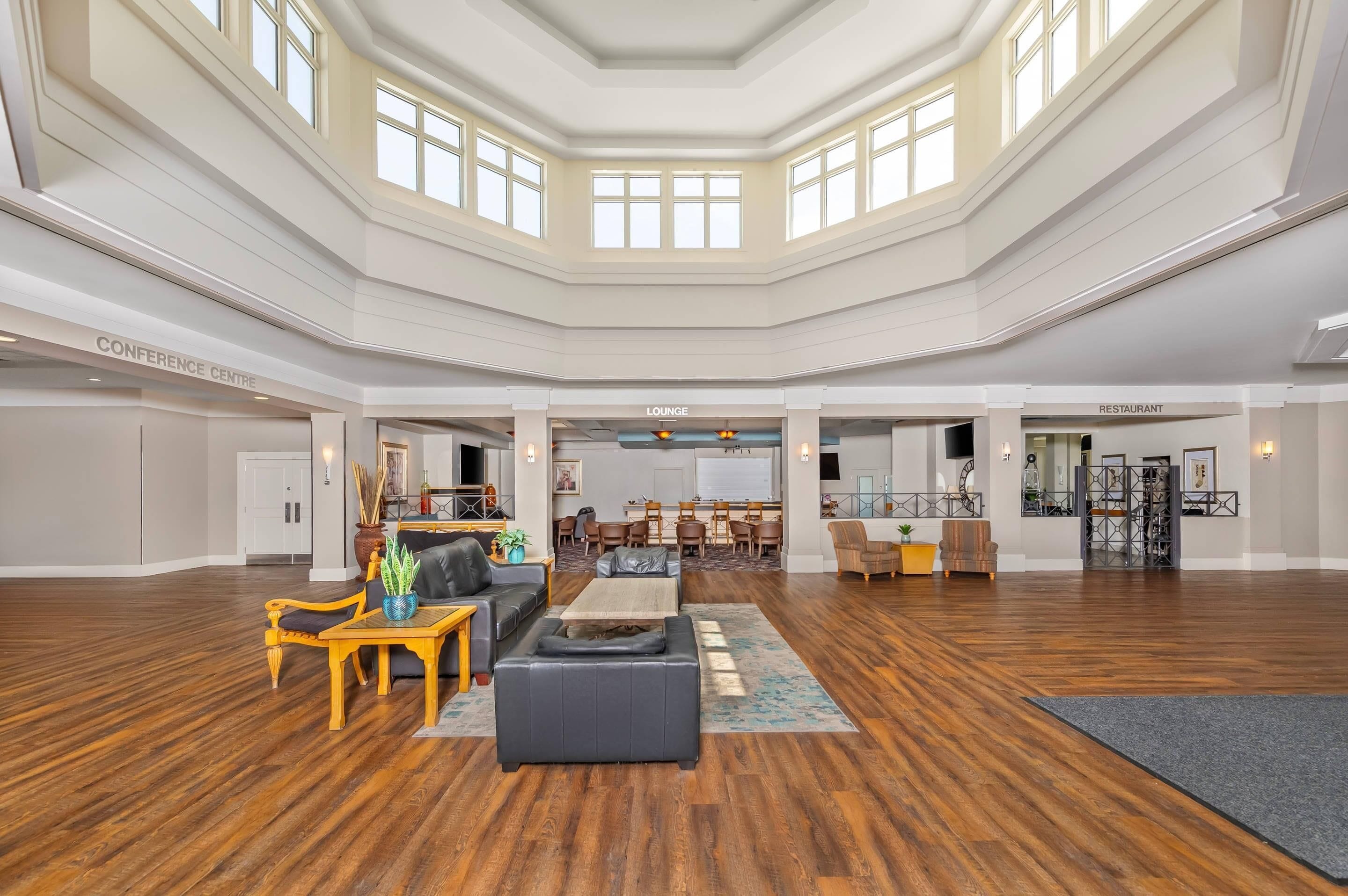 Amplo interior com centro de conferências, área de lounge e restaurante.