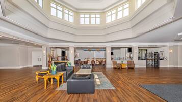 Amplo interior com centro de conferências, área de lounge e restaurante.