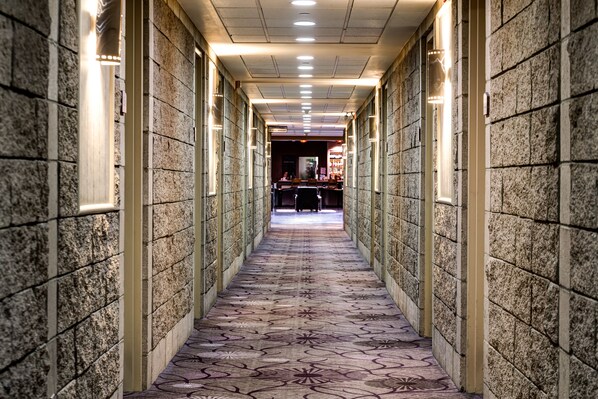 Hallway - Royal Hotel Calgary, Trademark Collection by Wyndham (Calgary)