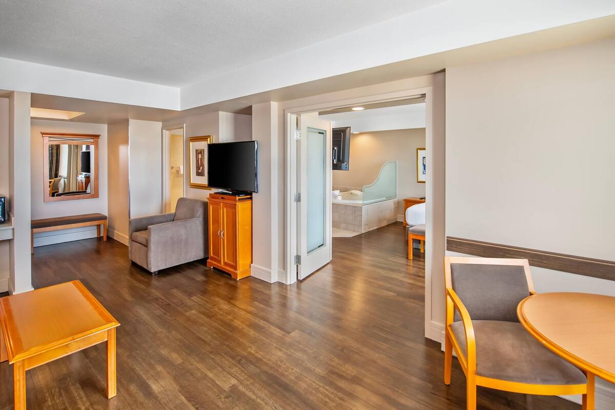 Suite, 1 King Bed with Sofa bed, Non Smoking