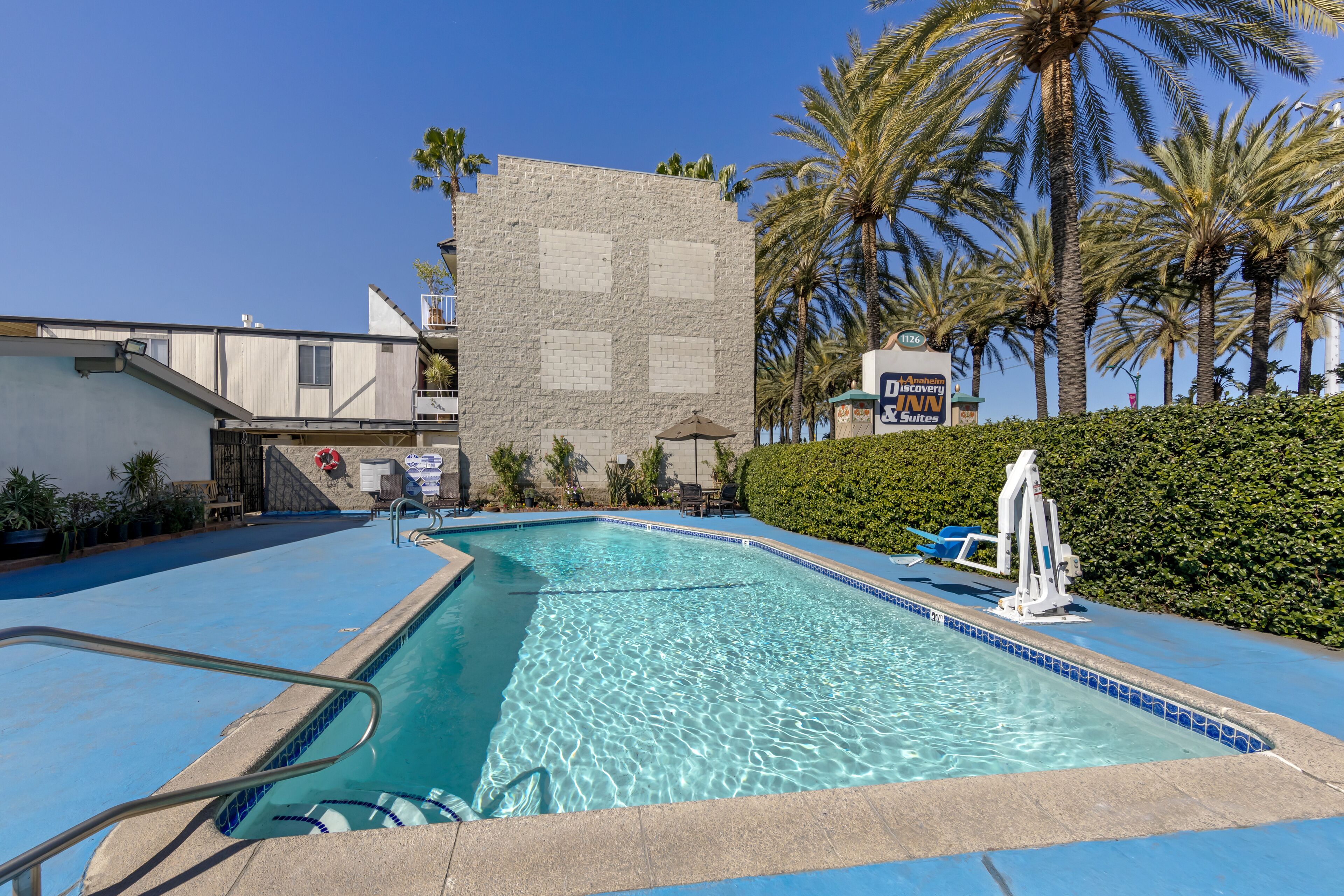 outdoor pool, open 9:00 am to 9:00 pm, pool loungers