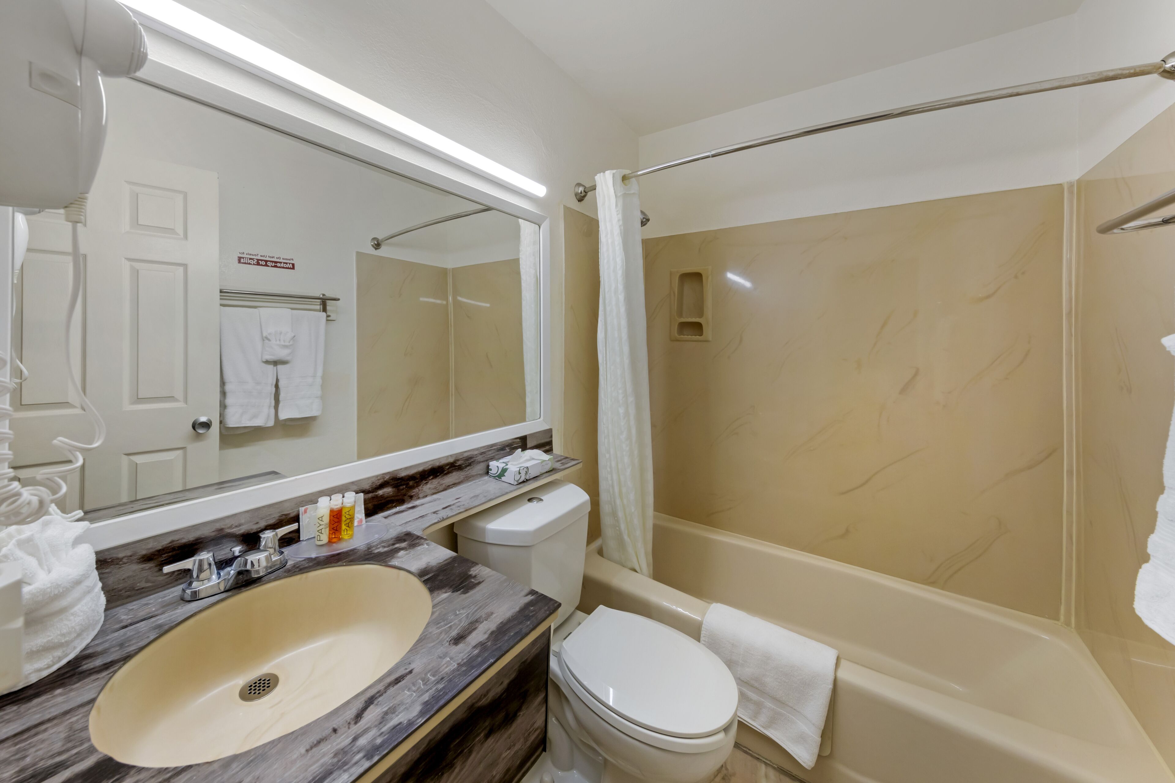 standard room, 1 queen bed | bathroom | shower, hair dryer, towels