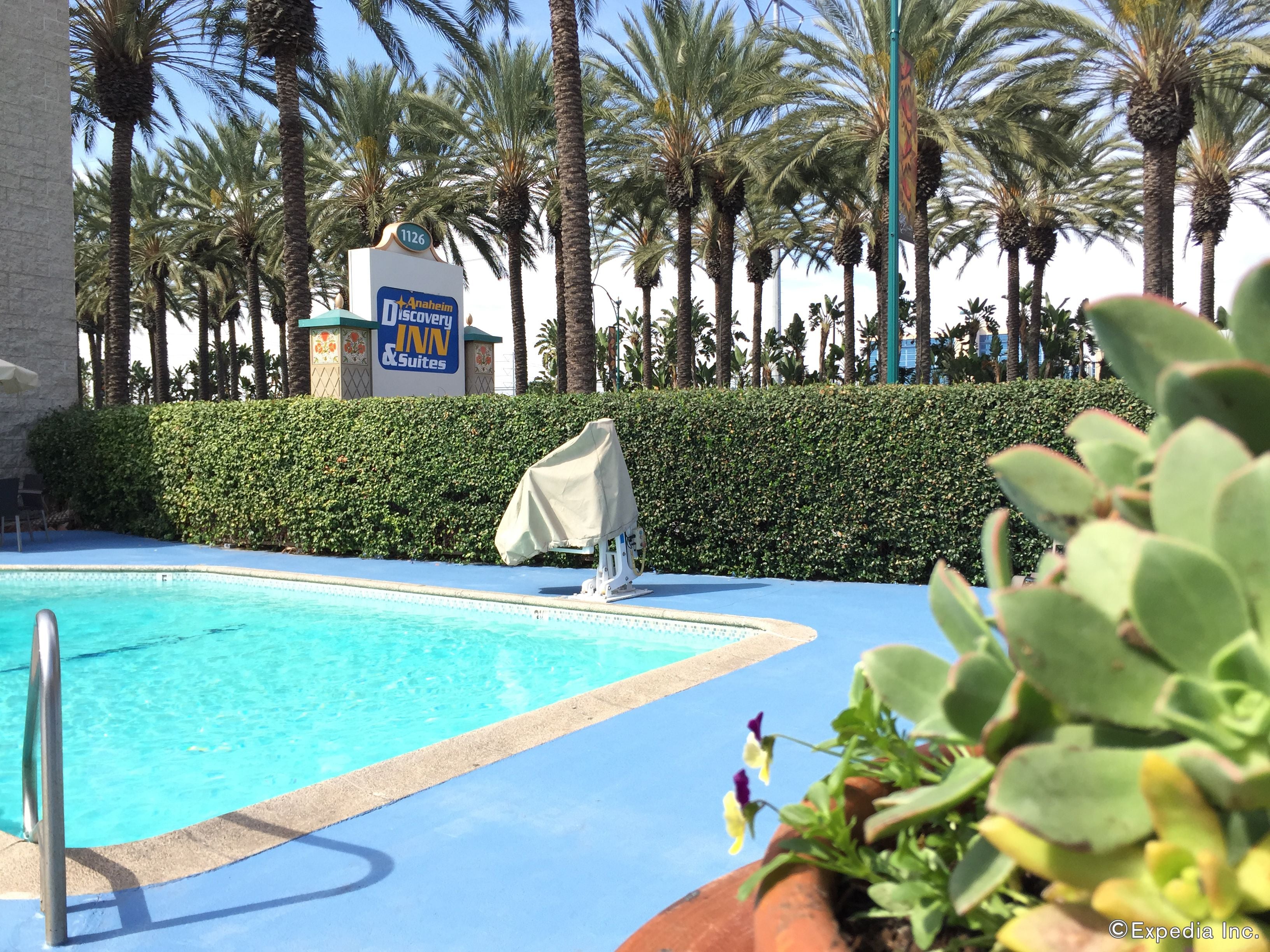 outdoor pool, open 9:00 am to 9:00 pm, pool loungers