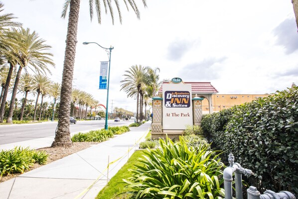 Front of property - Anaheim Discovery Inn & Suites (Anaheim)