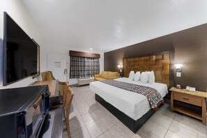 Premium bedding, individually decorated, individually furnished, desk - Anaheim Discovery Inn & Suites (Anaheim)