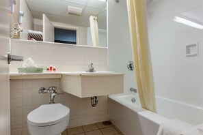 Combined shower/tub, free toiletries, hair dryer, towels - Econo Lodge Dewitt I-90 (DeWitt)