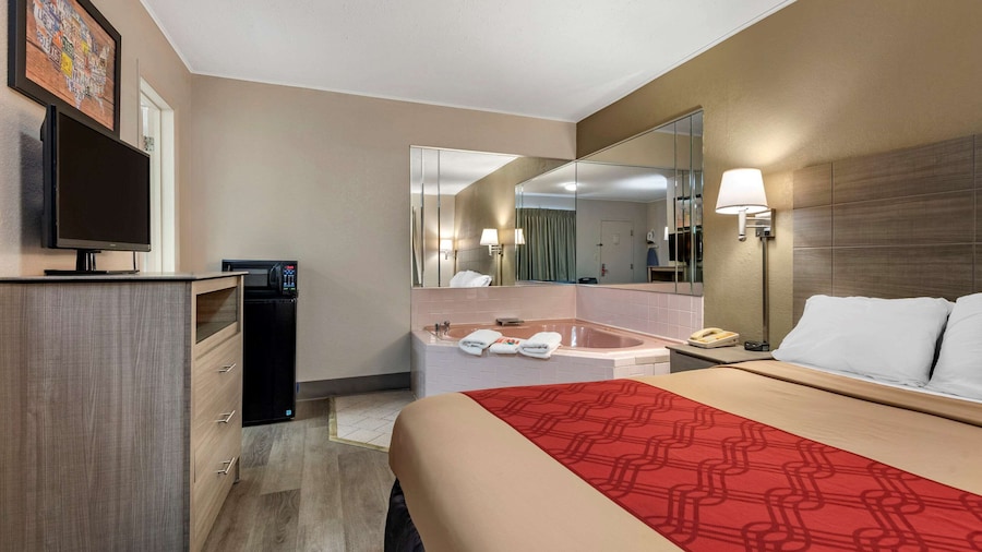 Econo Lodge Dewitt I-90