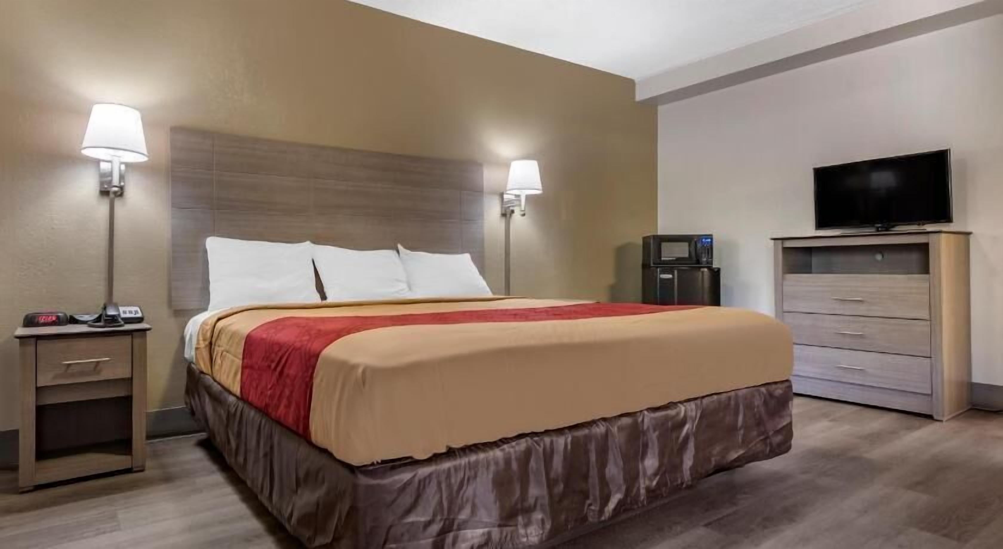 Escritorio, espacio para trabajar con un portátil, cortinas opacas